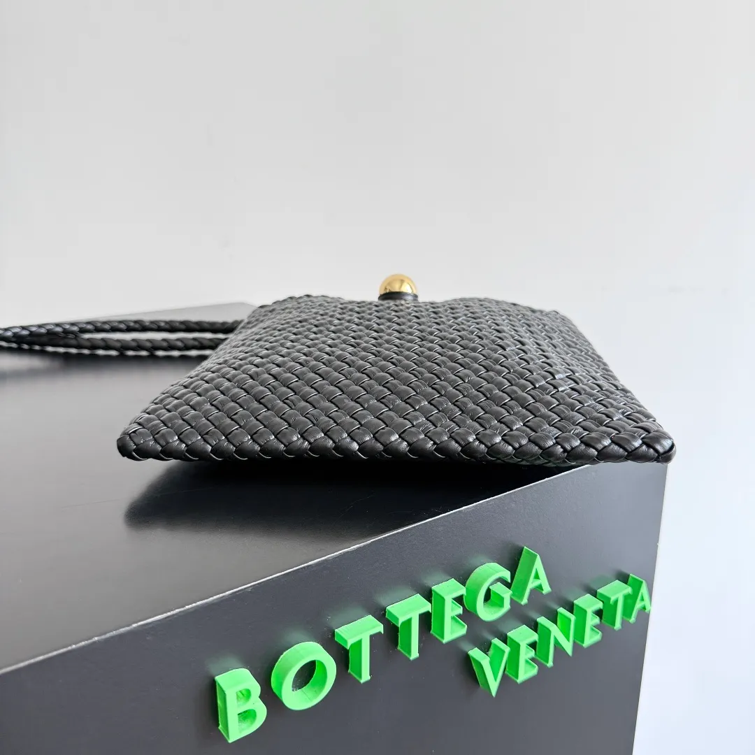 Batch 2480 Bottega Veneta's Tosca, made with exquisite intrecciato weaving technology, three-dimensional trapezoidal cut, neat lines outline a high-end box structure that never fades, giving the soft lambskin a unique silhouette ✨ Small gold balls are embellished to add a sense of fashion, and one leather strip is woven in one piece, simple and advanced. The capacity is suitable for daily life, lifting weight is light, and showing a calm aura in every step. The shoulder-carrying design is practical and carries a low-key taste and relaxed fashion. It is a treasure item that adds points to your outfit. If you know BV, don’t miss it ~ Tosca is your silent business card when traveling around the world. Style number: 777680 Size: 17*19.5*1cm